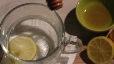 Soğuk ve soğuk algınlığının doğal tedavisi için sıcak limon ve bal.