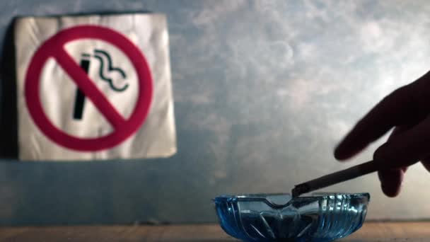 Zigarette Rauchen Vor Nichtraucherschild Mittlerer Zoom Selektiver Fokus — Stockvideo