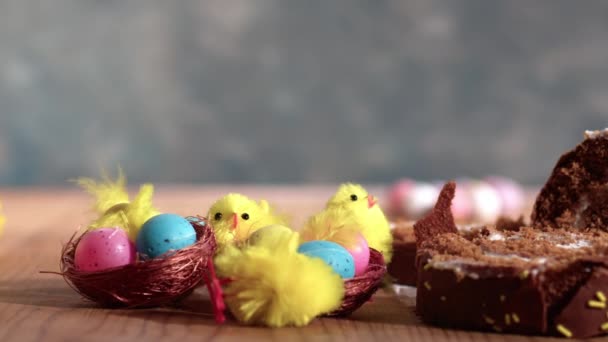 Påsk Choklad Tårta Med Påskägg Och Kycklingar Dekoration Närbild Dolly — Stockvideo