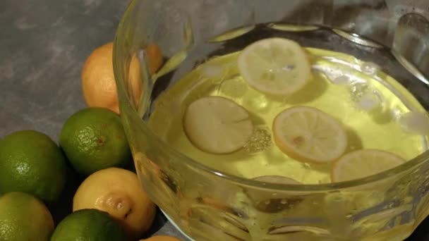 Citronový Limetkový Punč Podávaný Skleněné Misce Medium Shot Slow Motion — Stock video
