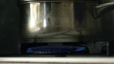 Mutfaktaki gaz ocağına odaklan. Yakınlaştır. Seçici odak noktası.