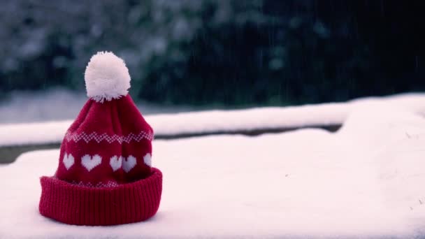 Красная Вязаная Зимняя Шляпа Снегу Широкий Зум Выстрел Избирательный Фокус — стоковое видео