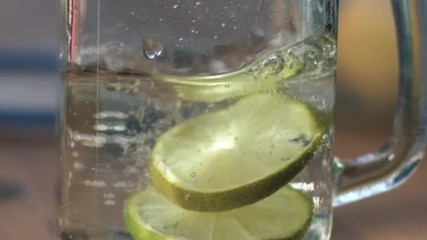 Limão Limão Sabor Água Efervescente Servido Vidro Beber Frasco Médio — Vídeo de Stock