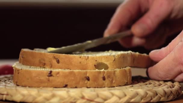Ręczne Robienie Kanapki Chlebem Pełnoziarnistym Zbliżenie Strzał Slow Motion Selektywne — Wideo stockowe