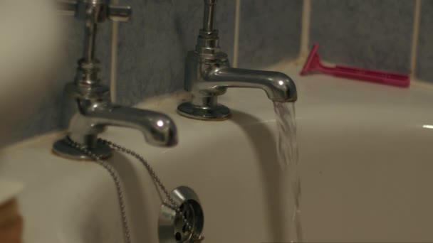 妇女使用天然海绵洗涤剂4K中弹选择性聚焦 — 图库视频影像