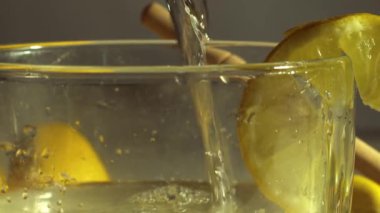 Soğuk algınlığı ve gribin doğal tedavisi için sıcak limon ve bal hazırlıyorum. Yaklaş, odaklan.