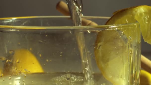 Tvorba Horké Citron Med Pro Přirozenou Léčbu Nachlazení Chřipky Zblízka — Stock video