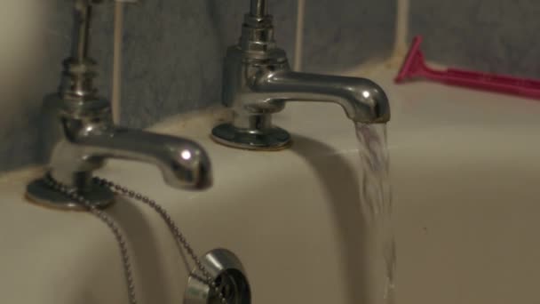 妇女使用天然海绵洗液中变焦镜头选择性聚焦 — 图库视频影像