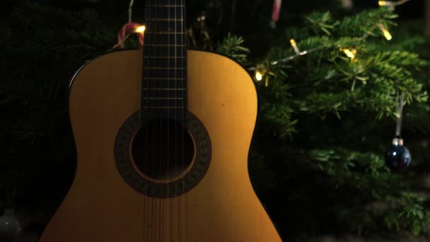 Akustikgitarre Vor Dem Weihnachtsbaum Medium Shot Selektiver Fokus — Stockvideo