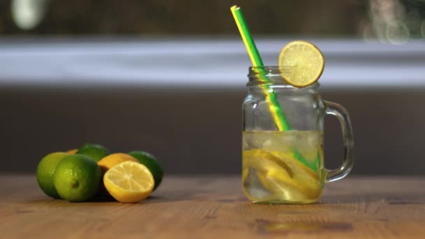 Smak Cytryny Limonki Woda Gazowana Podawana Szklanym Słoiku Średnio Shot — Wideo stockowe