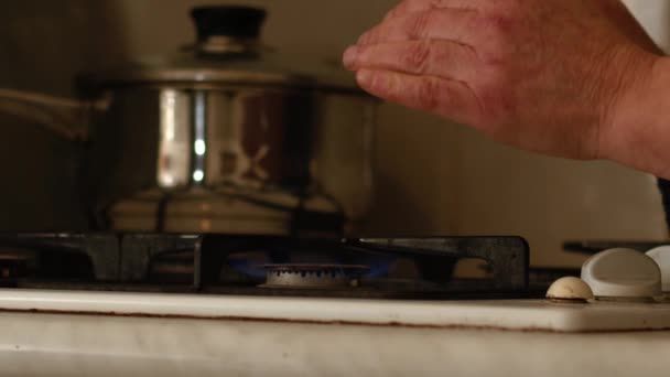 Χέρια Θέρμανση Στις Φλόγες Εστία Γκαζιού Μεσαίο Zoom Shot Επιλεκτική — Αρχείο Βίντεο