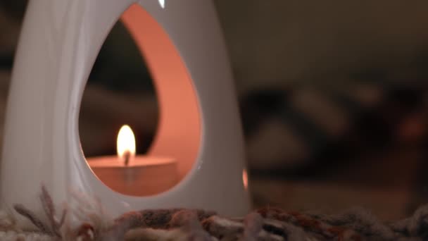 Ätherischer Ölbrenner Mit Flackerndem Kerzenlicht Nahaufnahme Dolly Shot Zoom Selektiver — Stockvideo
