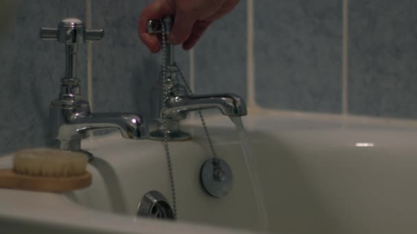 女子打开浴缸水龙头中4K投篮选择焦点 — 图库视频影像