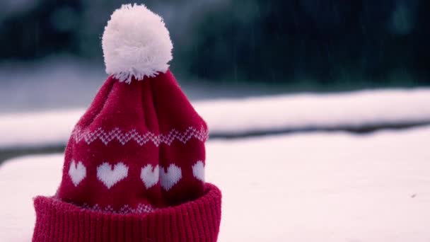 Karda Kırmızı Örülmüş Kış Şapkası Yakın Çekim Odaklı — Stok video