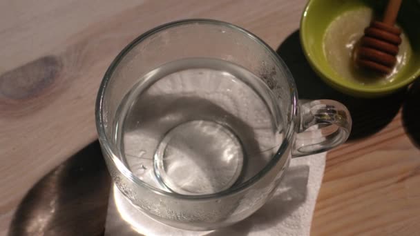 Hot Lemon Med Pro Přirozenou Léčbu Nachlazení Chřipky Střední Nad — Stock video