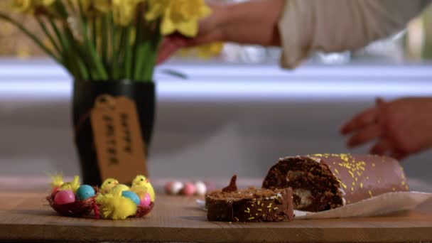 Paskalya Çikolatalı Keklerini Nergis Çiçeklerini Kutlamak Için Orta Boy Zoom — Stok video