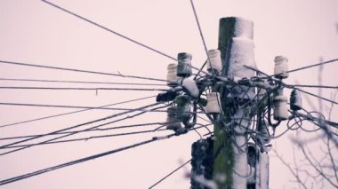 Kışın karla kaplı telgraf direği 4k seçici odak noktası