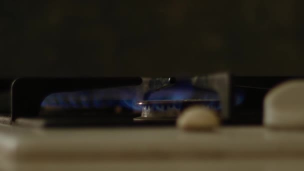Mutfaktaki Gaz Ocağına Odaklan Yakınlaştır Seçici Odak Noktası — Stok video
