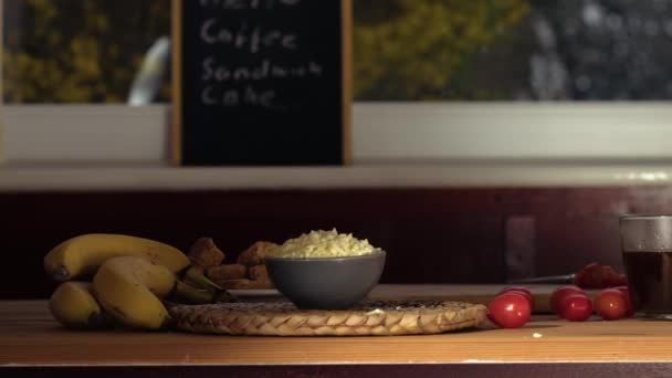 Kahveli Kafe Tezgahı Orta Boy Yiyecek Doli Yavaş Çekimde Seçici — Stok video