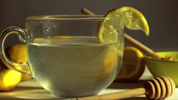 Výroba Horké Citron Med Pro Přirozenou Léčbu Nachlazení Chřipky Zblízka — Stock video
