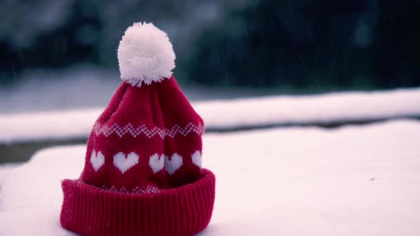Красный Трикотаж Зимняя Шляпа Снегу Средний Выстрел Избирательный Фокус — стоковое видео