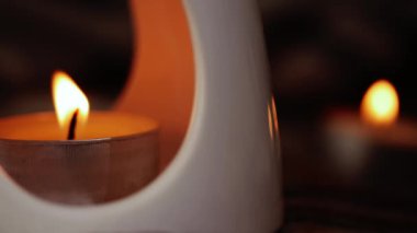 Temel yağ yakıcı ve mum yanıp sönüyor. 4K makro çekim için seçici odak noktası yakın. 