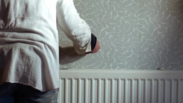 Hand Stripping Tapete Von Hause Interne Wand Breite Zeitlupe Selektiven — Stockvideo