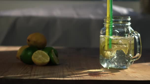 Citronová Limetková Chuť Šumivá Voda Podávaná Skleněné Nádobě Pití Medium — Stock video