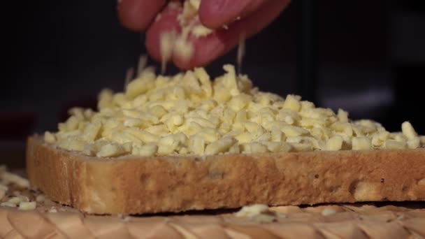 Κάνοντας Ένα Σάντουιτς Τριμμένο Τυρί Κοντινό Πλάνο Εστίαση Zoom Επιλεκτική — Αρχείο Βίντεο