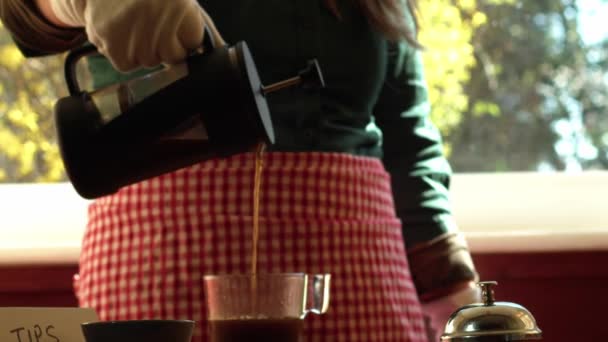Mulher Que Serve Café Café Bar Tiro Médio Zoom Foco — Vídeo de Stock
