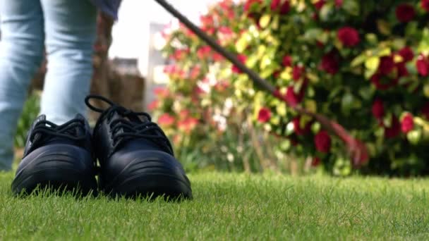 Ζευγάρι Μπότες Εργασίας Κήπο Τσουγκράνα Κηπουρός Στο Παρασκήνιο Μέσο Επιλεκτική — Αρχείο Βίντεο