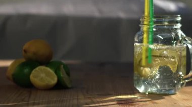 Limon ve limon aromalı köpüklü su bardakta servis edilir. İçme kavanozu.