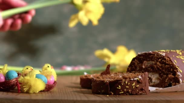 イースターチョコレートケーキを祝い ダフジル花が中型ズームショット選択的な焦点を表示 — ストック動画