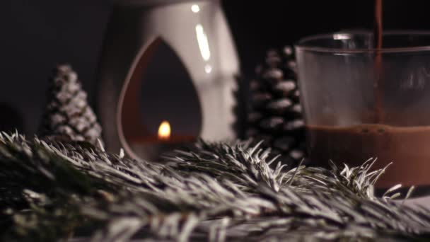 Verwennende Traktatie Van Warme Chocoladedrank Met Aromatherapie Oliebrander Medium Zoom — Stockvideo