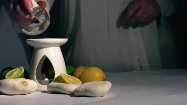 将柑橘类香精油倒入芳香疗法用油燃烧器中 4K喷丸选择性聚焦 — 图库视频影像