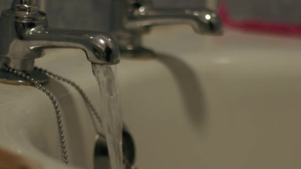 妇女用天然海绵洗澡盆下的洗浴水龙头闭合变焦镜头选择性聚焦 — 图库视频影像