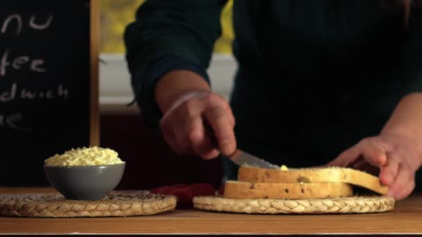 Serveuse Faisant Sandwich Café Zoom Moyen Mise Point Sélective — Video