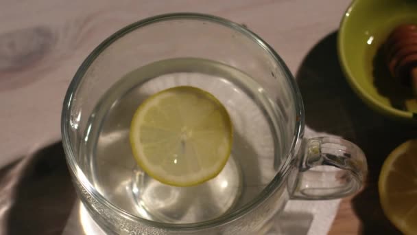 Hot Lemon Miód Naturalnego Leczenia Przeziębienia Grypy Średniej Dolly Zoom — Wideo stockowe