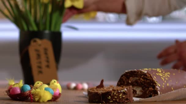 庆祝复活节巧克力蛋糕和水仙花展示中变焦镜头选择性聚焦 — 图库视频影像