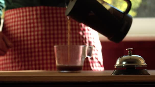 Жінка Подає Каву Кафе Барі Середнього Пострілу Збільшує Вибірковий Фокус — стокове відео