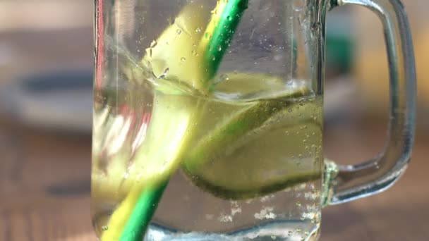 Zitronen Und Limettengeschmack Sprudelndes Wasser Serviert Glas Nahaufnahme Shot Zeitlupe — Stockvideo