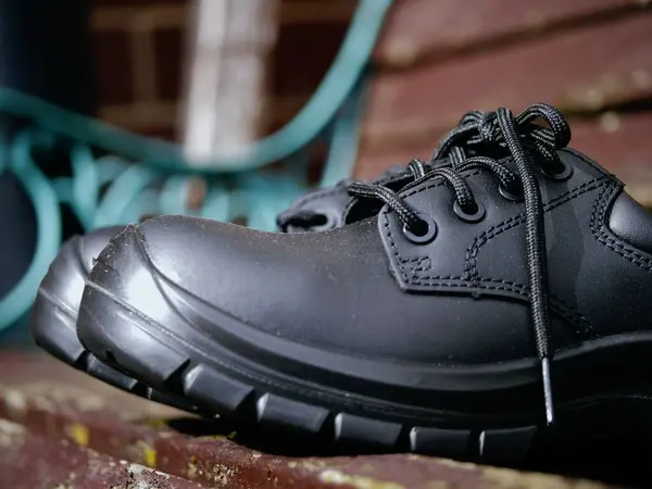  Bahçe tezgahında bir çift iş botu Seçici odak noktasını kapat