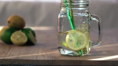 Limon ve limon aromalı köpüklü su bardakta servis edilir. İçme kavanozu.