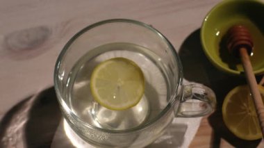 Soğuk algınlığı ve grip ortamı için sıcak limon ve bal seçici bir odak noktası.