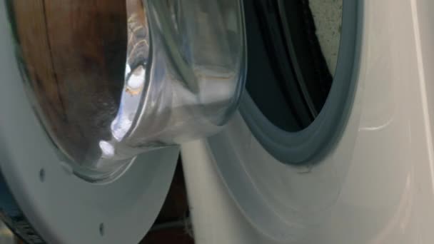 Mulher Recebendo Roupa Máquina Lavar Roupa Close Tiro Foco Seletivo — Vídeo de Stock
