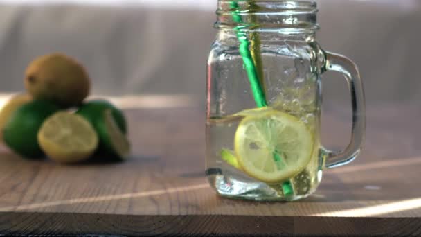 Limão Limão Sabor Água Efervescente Servido Frasco Bebida Vidro Zoom — Vídeo de Stock