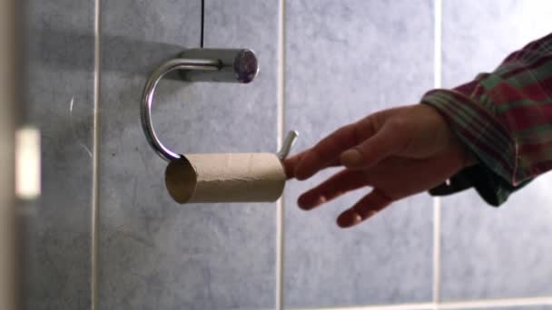 Hand Changing Toilet Roll Bathroom Medium Shot Slow Motion Selektywne — Wideo stockowe
