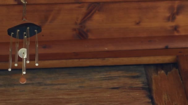 木制茅屋上悬挂的风铃4K中弹选择性聚焦 — 图库视频影像