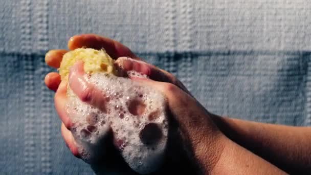 Hand Squeezing Natural Sponge Water Soapy Suds Water Medium Zoom — Stock Video