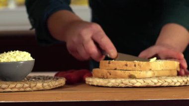 Rendelenmiş peynirli sandviç yapmak 4K seçici odak